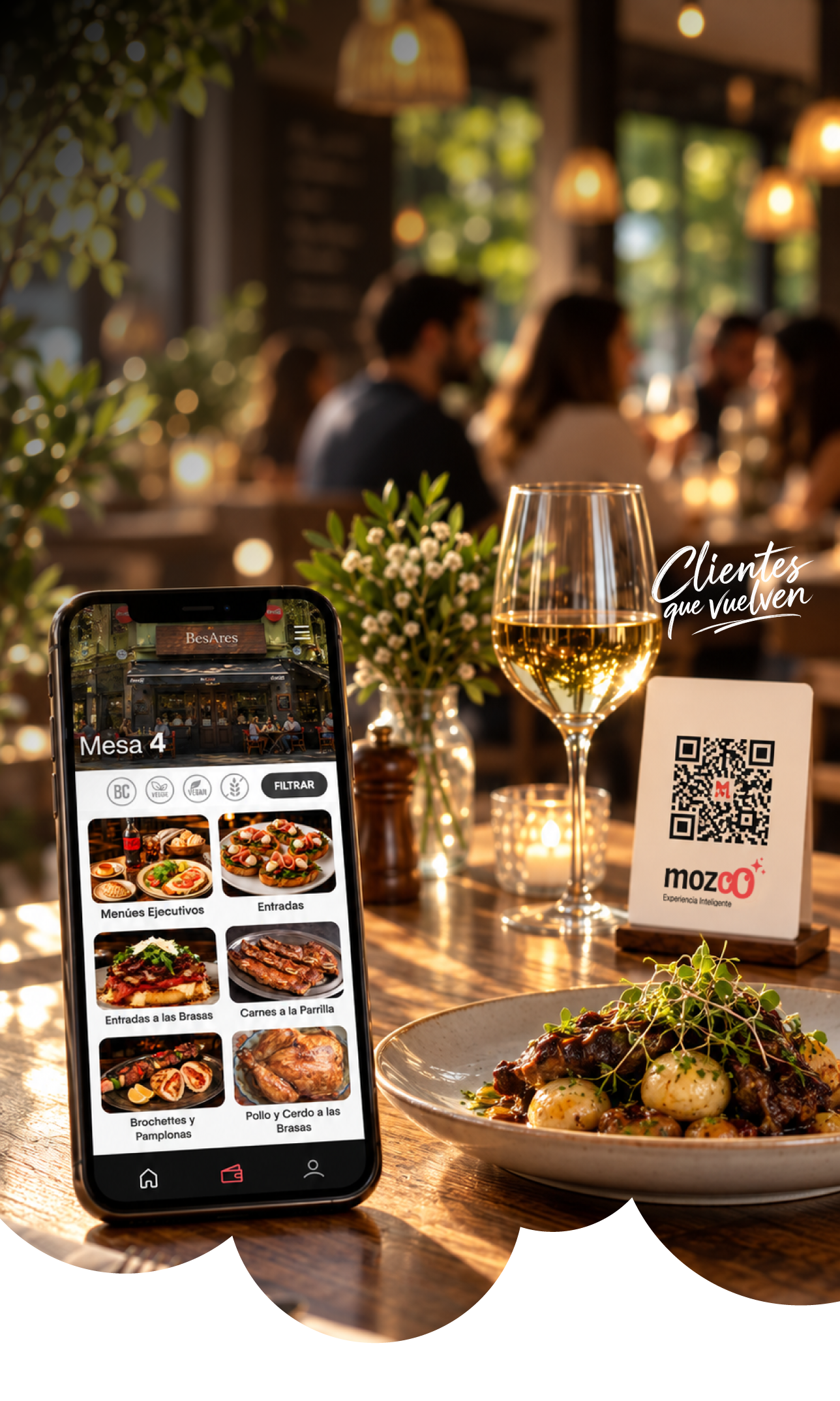 Mesa de restaurante con la carta Mozoo en el celular y un QR en la mesa.